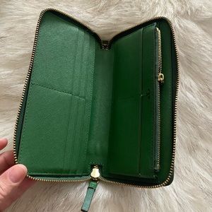 Tory burch wallet green